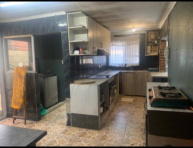 4 BEDROOM HOUSE FOR SALE IN LENTEGEUR